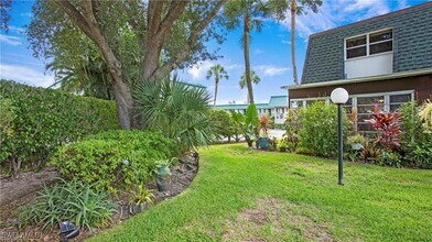 600 Valley Stream Dr in Naples, FL - Foto de edificio - Building Photo