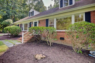 114 Richards Rd in Williamsburg, VA - Foto de edificio - Building Photo