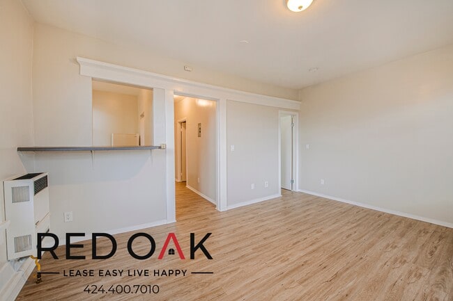 692 Valencia St in Los Angeles, CA - Building Photo - Building Photo
