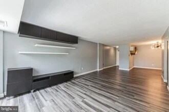 1300 Army Navy Dr, Unit 105 in Arlington, VA - Foto de edificio - Building Photo