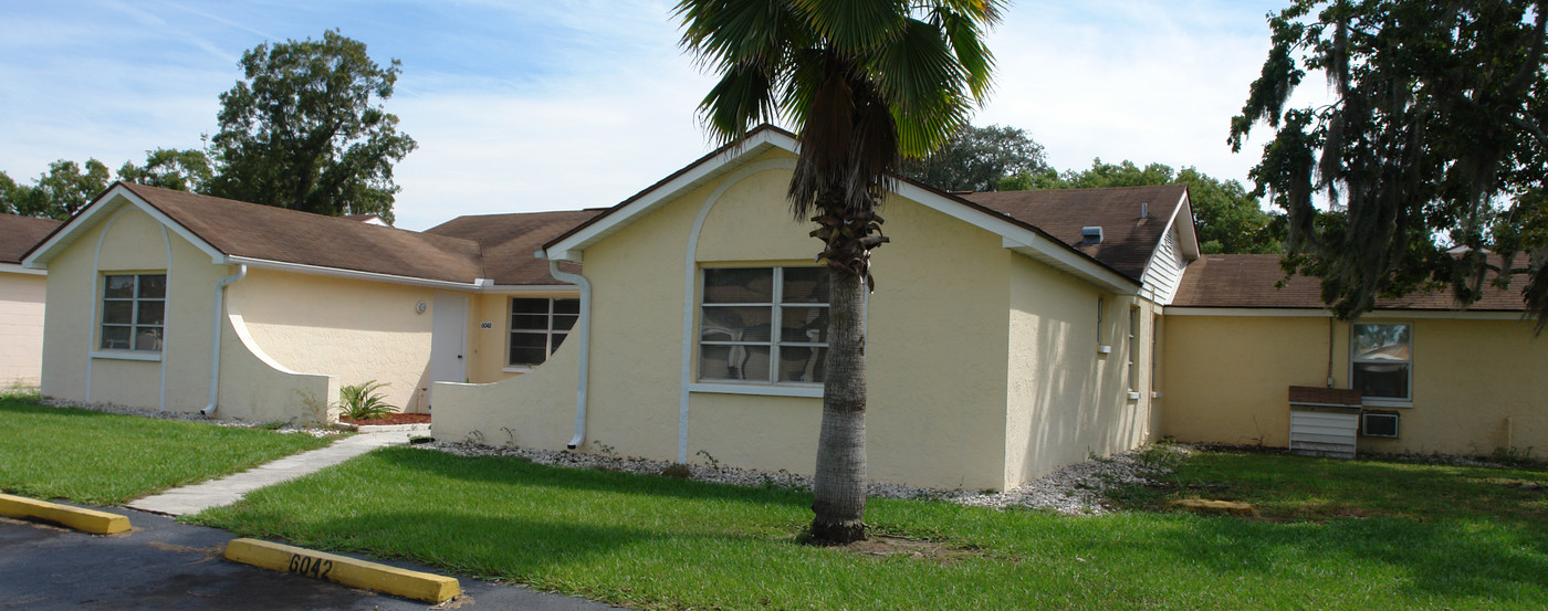 6042 Kentucky Ave in New Port Richey, FL - Foto de edificio