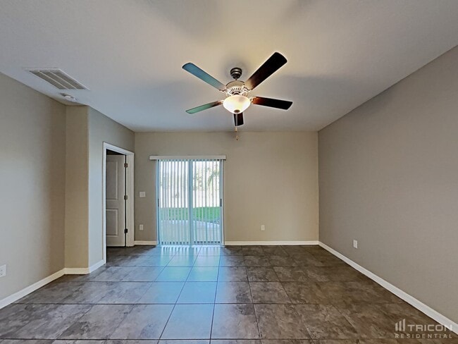 15422 Broad Brush Dr in Sun City Center, FL - Building Photo - Building Photo