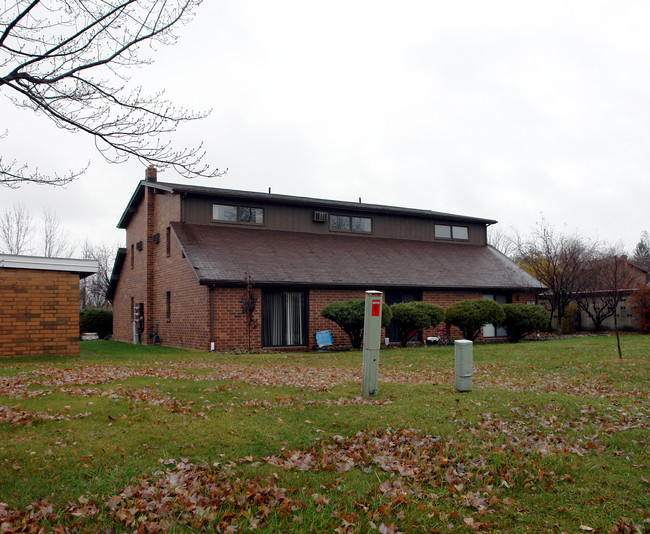 1996 Wolosyn Cir in Youngstown, OH - Foto de edificio - Building Photo