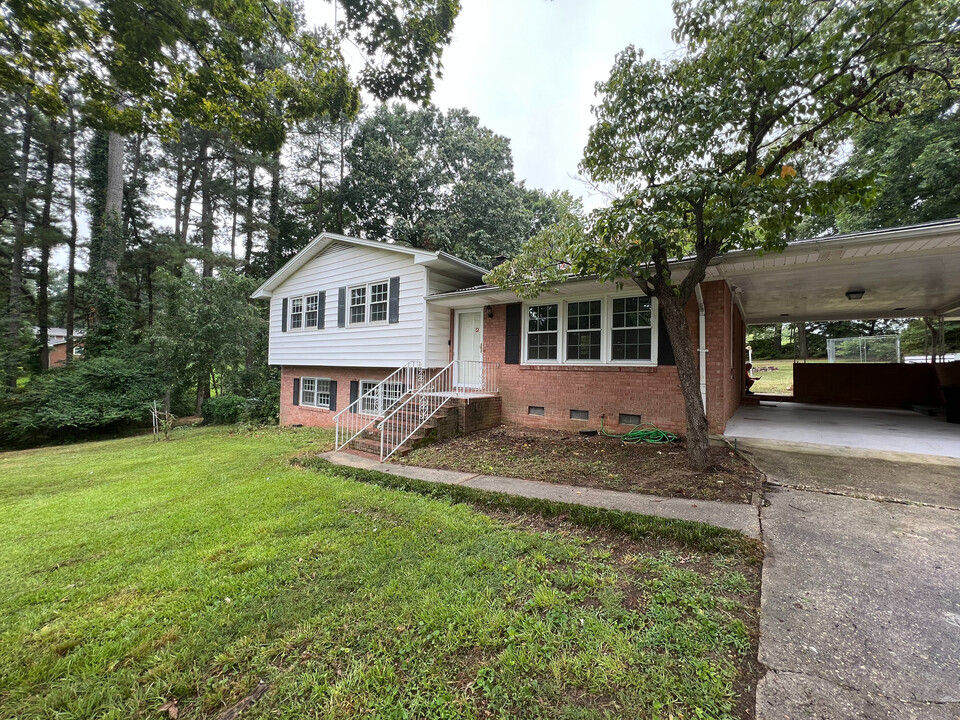 1809 Pinedale Dr in Raleigh, NC - Foto de edificio