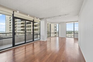 14 Greenway Plz in Houston, TX - Building Photo
