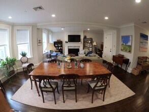 11 Alton Pl, Unit 2 in Brookline, MA - Foto de edificio - Building Photo