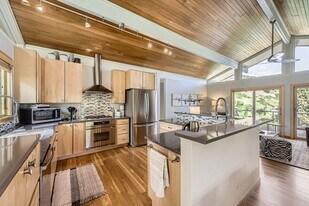 389 S Cedar Brook Rd in Boulder, CO - Building Photo