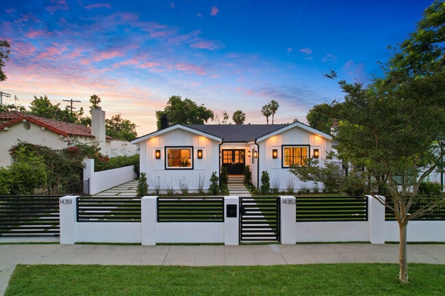 14353 Emelita St in Van Nuys, CA - Building Photo - Building Photo