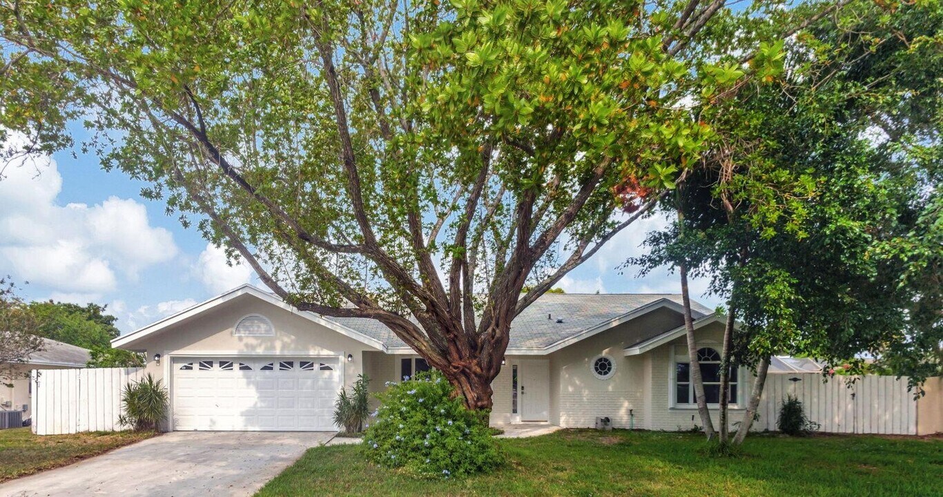 843 Azalea Dr in Royal Palm Beach, FL - Building Photo