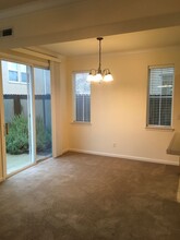 2325 la Villa Way in Redding, CA - Foto de edificio - Building Photo