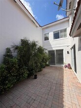 1534 Weeping Willow Way in Hollywood, FL - Foto de edificio - Building Photo