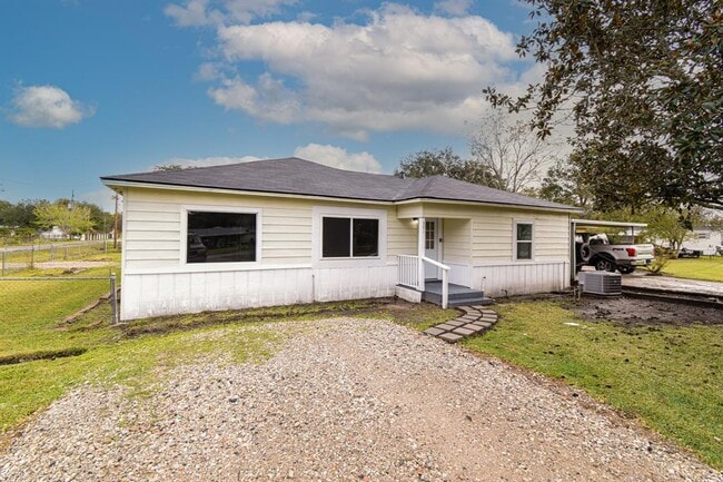 301 S 3rd St in Winnie, TX - Foto de edificio - Building Photo