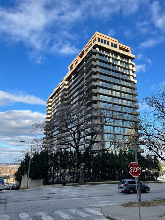 600 Admiral Blvd in Kansas City, MO - Foto de edificio