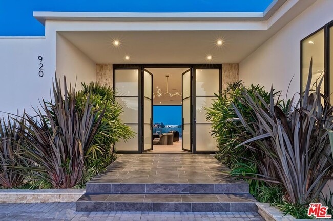 920 Linda Flora Dr in Los Angeles, CA - Building Photo - Building Photo