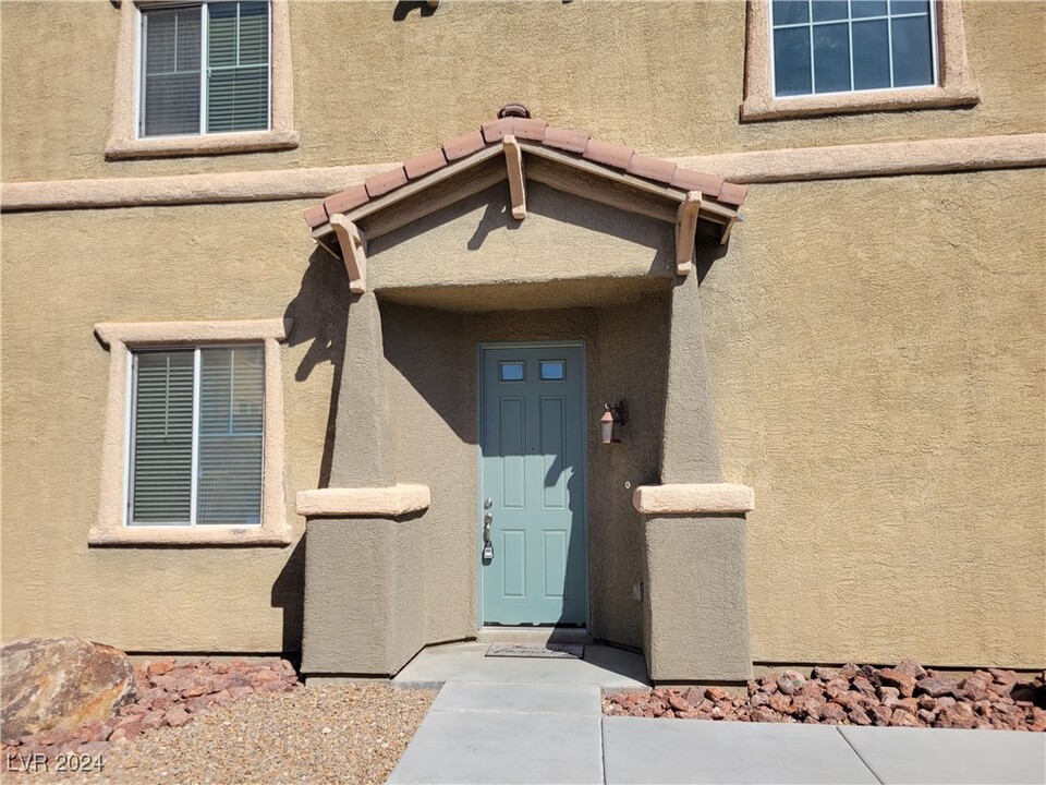 9835 W Hanover Grove Ave in Las Vegas, NV - Building Photo