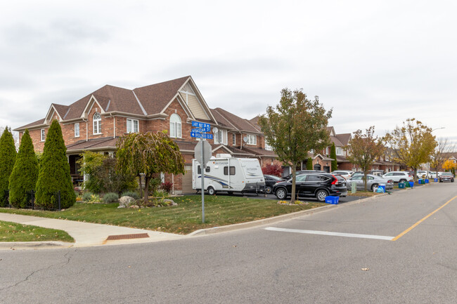 171 Lady May Dr in Whitby, ON - Building Photo - Building Photo