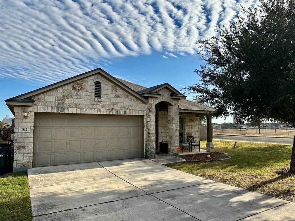 102 Goldenrod Dr in San Marcos, TX - Foto de edificio