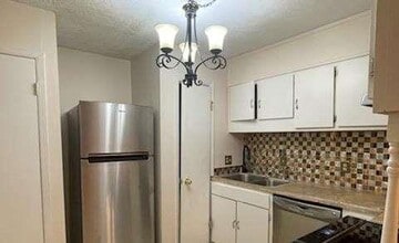 7560 Taylor Rd in Riverdale, GA - Foto de edificio - Building Photo