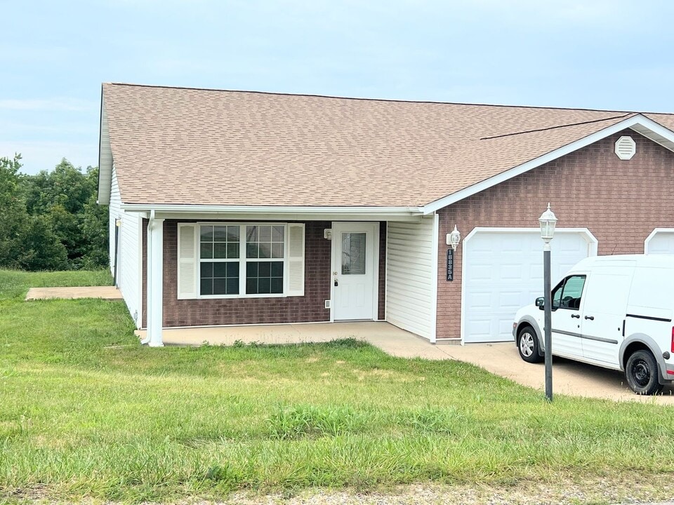 16835 Huntington Ln in St. Robert, MO - Building Photo