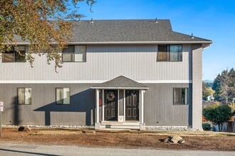 Lakeshore & Lakeview Townhomes: Modern Liv... in Lake Stevens, WA - Building Photo - Building Photo