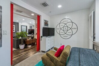 1034 Queen St N, Unit 1 in St. Petersburg, FL - Foto de edificio - Building Photo