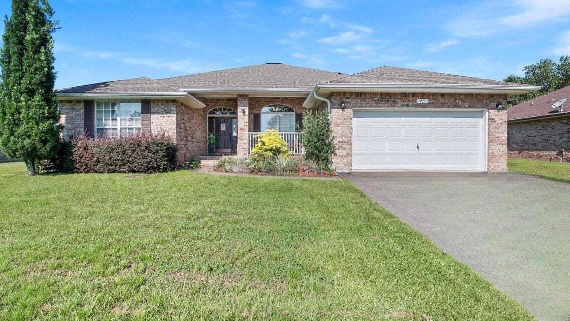 211 Raptor Dr in Crestview, FL - Building Photo
