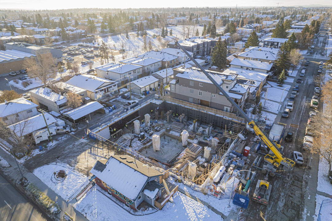 1908 31 St SW in Calgary, AB - Building Photo