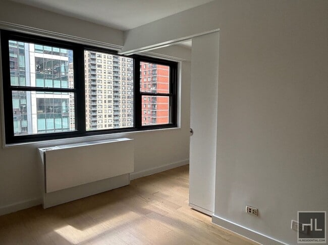 East 39th Street in New York, NY - Foto de edificio - Building Photo