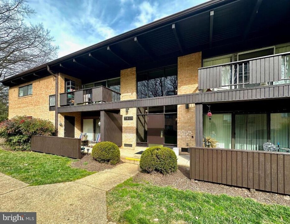 7821 Enola St in McLean, VA - Building Photo