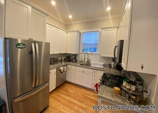 183 River St, Unit 2 in Cambridge, MA - Foto de edificio - Building Photo