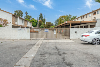 Valley Oaks I in Van Nuys, CA - Building Photo - Building Photo