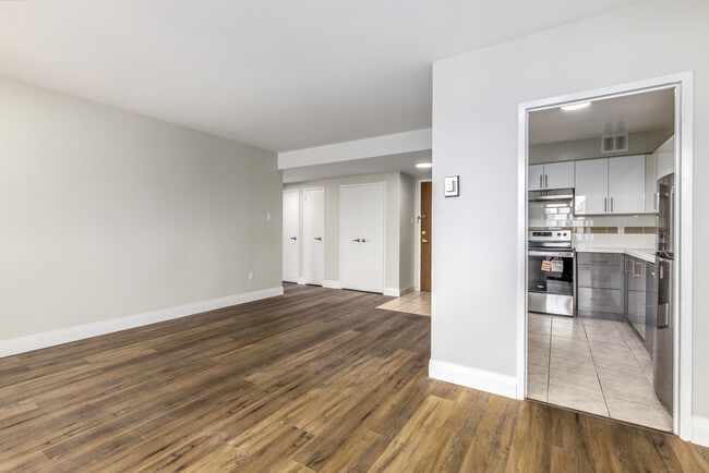 221 Balliol Street in Toronto, ON - Building Photo - Interior Photo