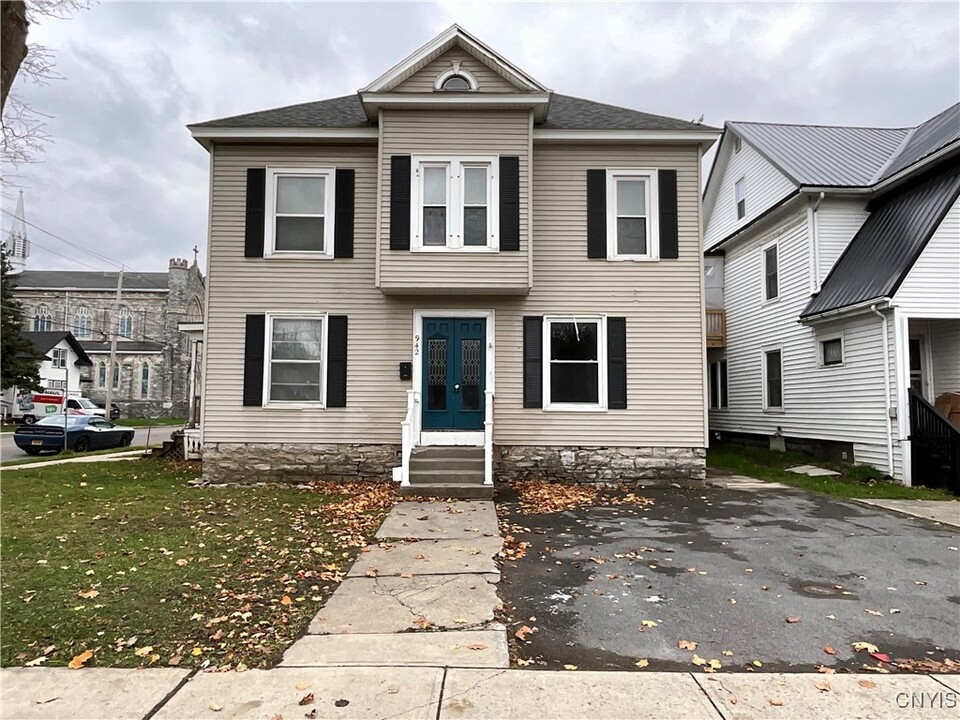 942 State St in Watertown, NY - Building Photo