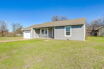 1915 SE 17th Ave in Mineral Wells, TX - Foto de edificio - Building Photo