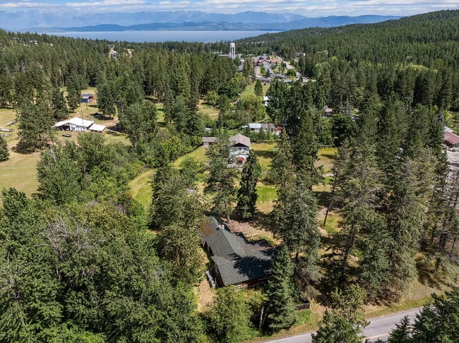 635 Blacktail Rd in Lakeside, MT - Foto de edificio - Building Photo