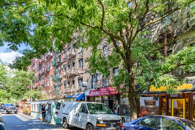 222 Thompson St in New York, NY - Foto de edificio - Building Photo