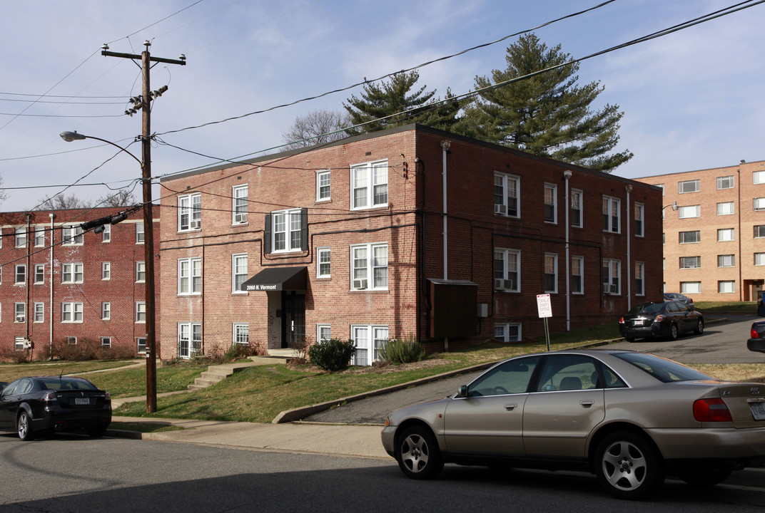 2060 N Vermont St in Arlington, VA - Building Photo