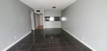 8540 N Sherman Cir in Miramar, FL - Building Photo - Building Photo