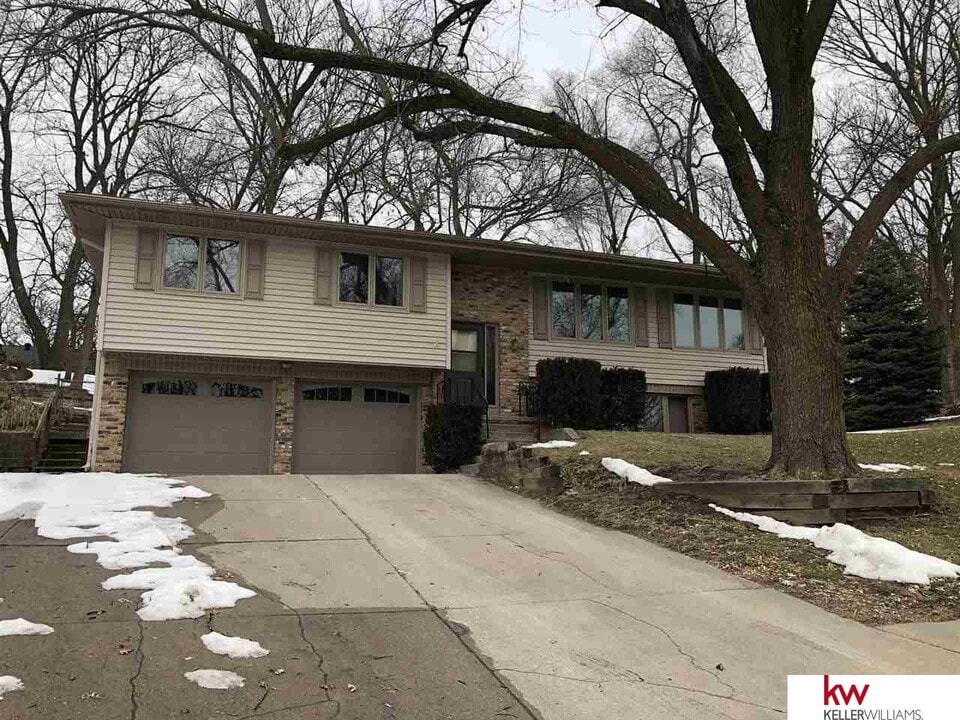 212 Douglas Dr in Bellevue, NE - Building Photo