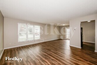 9318 Kingsboro Cir in Indianapolis, IN - Foto de edificio - Building Photo