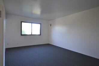 720 1st Ave in San Bruno, CA - Foto de edificio - Building Photo