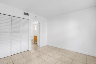 8002 Lagos De Campo Blvd in Tamarac, FL - Building Photo - Building Photo