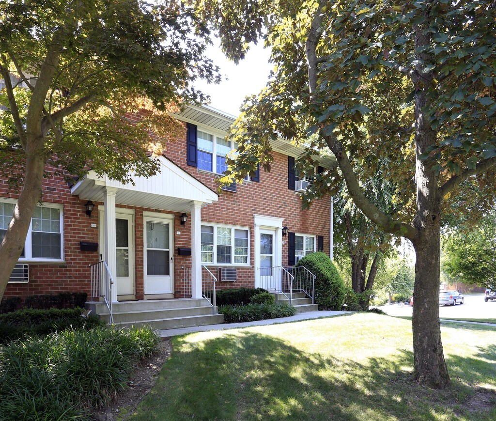 The Harbour Club Apartments in West Babylon, NY