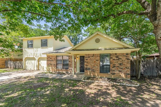 4217 Oak Country Dr in Arlington, TX - Building Photo