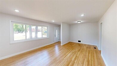 8 Larose Dr SW in Marietta, GA - Foto de edificio - Building Photo