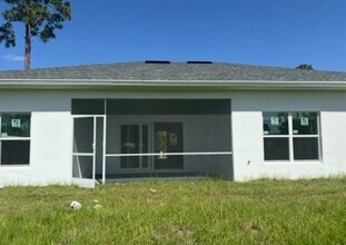 548 Redwood Ave S in Lehigh Acres, FL - Foto de edificio - Building Photo