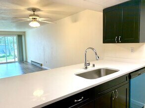 9350 Redmond Woodinville Rd NE, Unit B112 in Redmond, WA - Foto de edificio - Building Photo