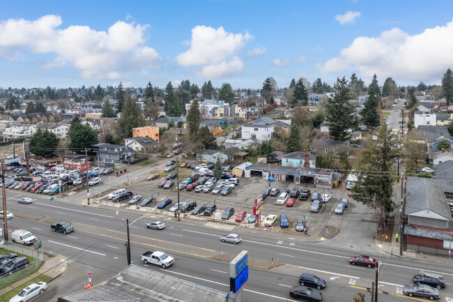 8801 Aurora Ave N in Seattle, WA - Building Photo - Primary Photo