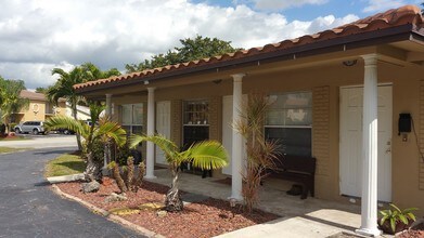 4117 Riverside Dr in Coral Springs, FL - Foto de edificio - Building Photo