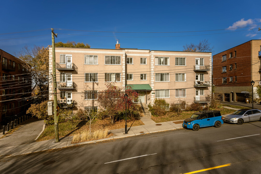 5005 De La Côte-Saint-Luc Ch in Montréal, QC - Building Photo